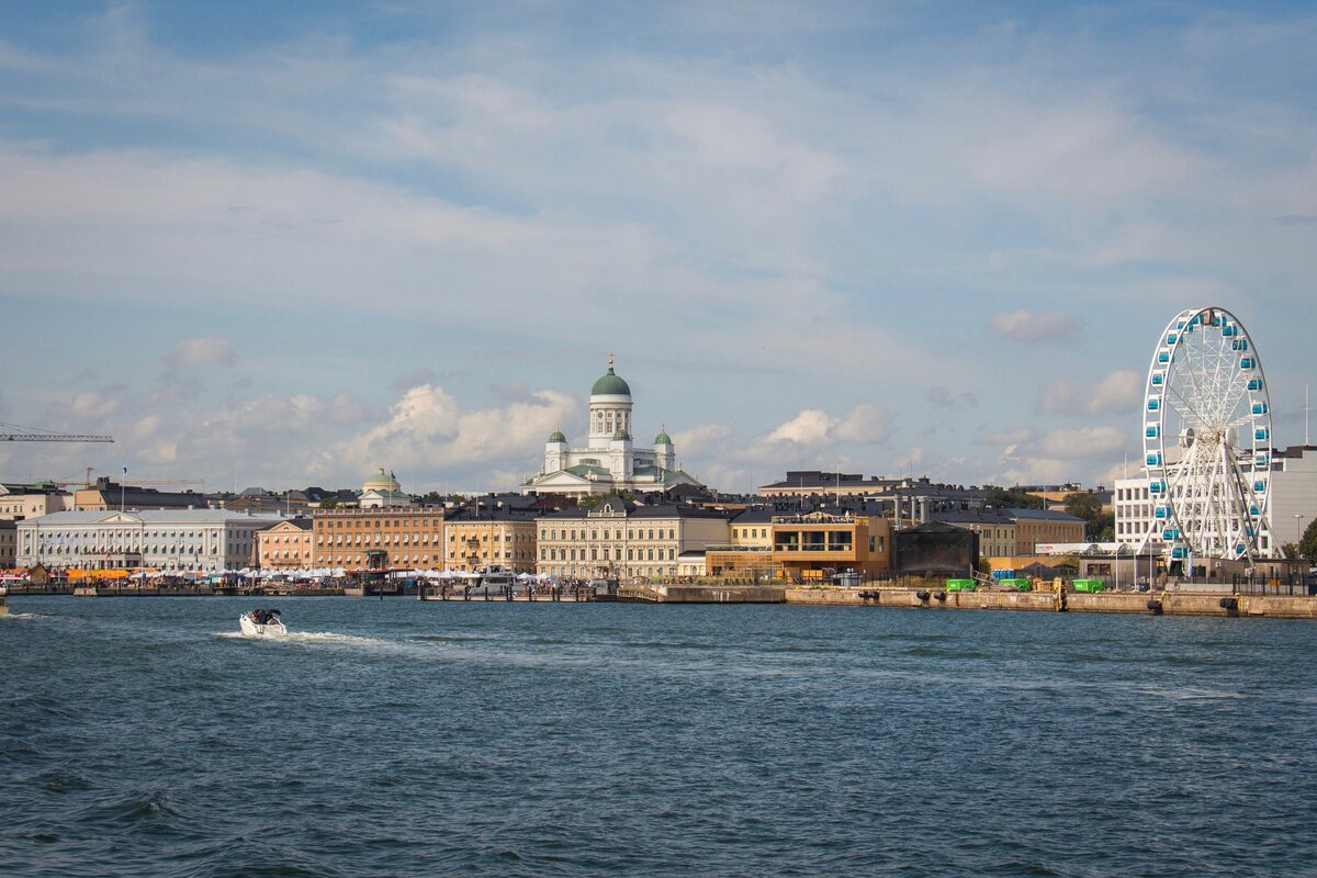 Helsingin rantaa ja keskustan siluettia